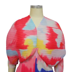 Vista detallada del vestido plisado multicolor con cuello en V y mangas murciélago