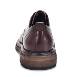 Achteraanzicht van een luxe bruine leren heren Derby schoen met een stijlvolle dikke zool.