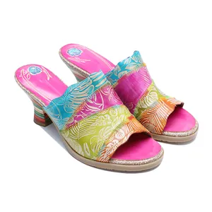 Sandali vintage patchwork in pelle con tacco alto, motivo floreale goffrato e tacchi a strati