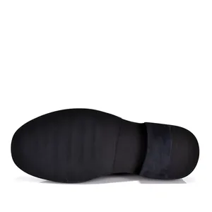 Detail van de antislip zwarte rubberen zool voor zakelijke heren derby schoenen luxe