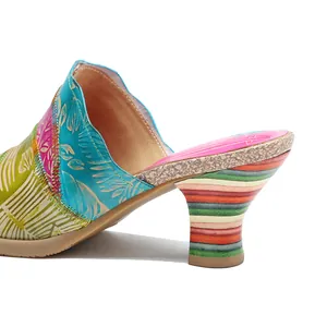 Dettaglio di un sandalo vintage in pelle patchwork con tacco a strisce colorate.
