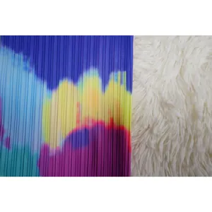 Detalle macro de la vibrante textura de tela plisada tie-dye para elegantes vestidos
