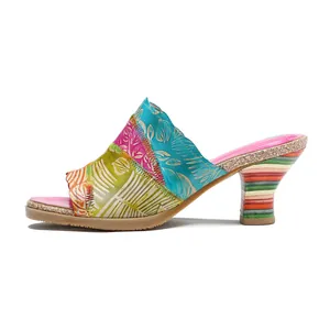 Dettaglio di sabot in vera pelle patchwork colorata con tacco alto retrò a righe.