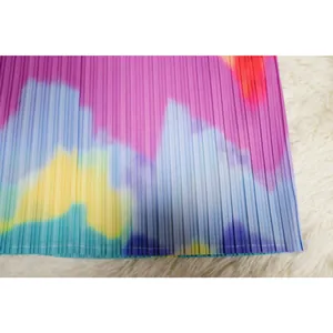 Primer plano de tela plisada tie-dye vibrante con textura fina y patrón degradado colorido