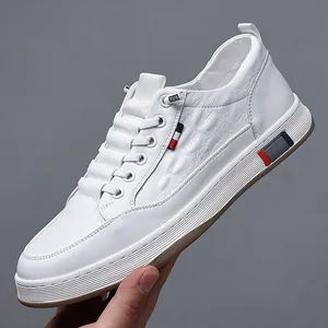 Witte leren herensneakers met krokodillentextuur en casual vetersluiting