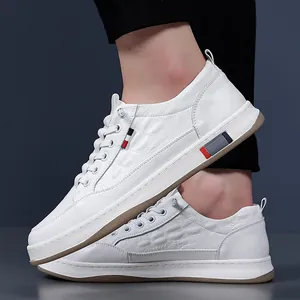 Witte casual leren herensneakers met krokodillentextuur en vetersluiting model