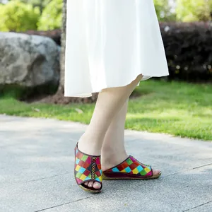 Ciabatte piatte in pelle fatte a mano patchwork retrò per donna in un ambiente all'aperto