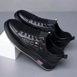 Elegante casual zwarte leren herenschoenen met een stijlvolle krokodillenprint textuur
