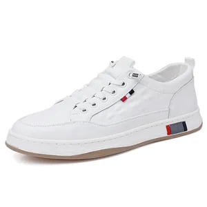 Casual witte leren sneakers voor heren met getextureerde details en stijlvolle driekleurige accenten