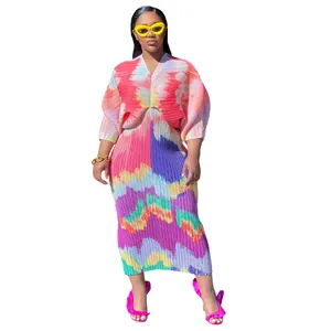 Foto detallada de cuerpo entero de vestido midi plisado de colores con cuello en V y mangas