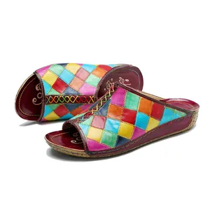 Dettaglio di ciabatte in pelle colorata fatte a mano con design vintage a griglia
