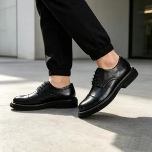 Vista detallada de zapatos derby de cuero negro vintage para hombre con suelas gruesas