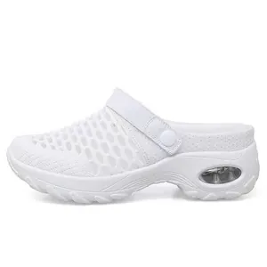 Detailansicht der weißen, atmungsaktiven Mesh-Clogs mit bequemer Luftkissensohle