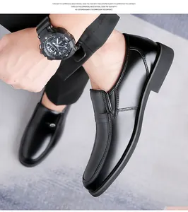 Dettaglio delle scarpe da lavoro da uomo in vera pelle nera con una finitura lucida