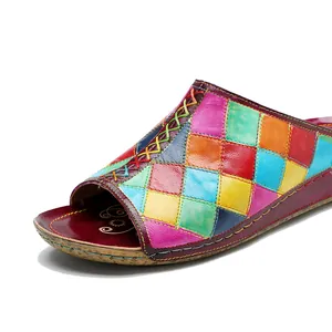 Primo piano di un sandalo in pelle fatto a mano con patchwork vivace e cuciture fini