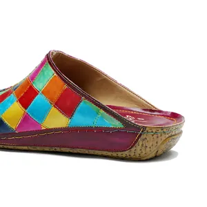 Dettaglio di pantofole in pelle fatte a mano con patchwork colorato e suola testurizzata