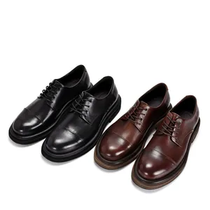 Zapatos Derby clásicos de cuero para hombre en negro y marrón con suela gruesa.