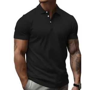 Vista dettagliata di una classica polo nera a maniche corte da uomo su modello