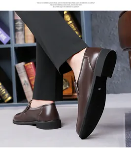 Vista laterale di scarpe eleganti in pelle marrone con tacco basso e suola in gomma