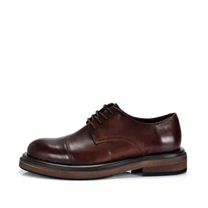 Vista lateral de zapatos Derby para hombre de cuero marrón oscuro con suela gruesa