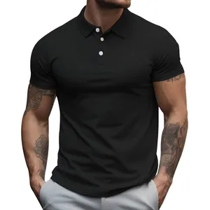 Detalle de un polo negro de manga corta para hombre de alta calidad con botones blancos lisos
