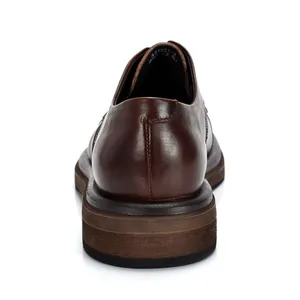 Vista trasera de zapatos Derby de cuero marrón hechos a mano con detalles de tacón y suela