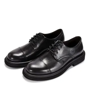 Vista detallada de los zapatos Derby de cuero negro con un diseño clásico de puntera