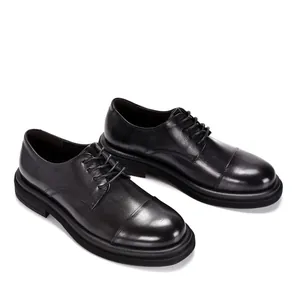 Primer plano de zapatos Derby de cuero negro con suela gruesa y diseño formal de puntera
