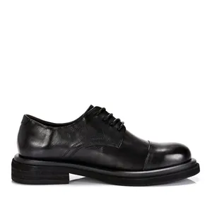 Vista lateral de zapatos Derby de cuero negro para hombre, diseño retro cap-toe y suela gruesa