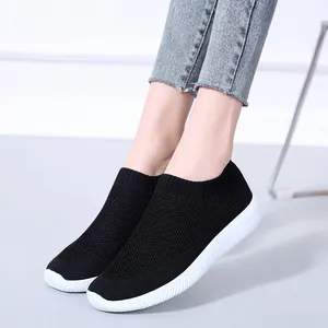 Leichte schwarze Fly-Knit-Slipper mit weißer Profilsohle für bequemes Gehen im Alltag