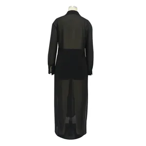 Vista trasera de un sexy cubrevestido de playa de gasa negra transparente para mujer