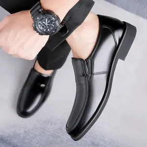 Scarpe eleganti classiche da uomo in pelle nera lucida con design comodo senza lacci