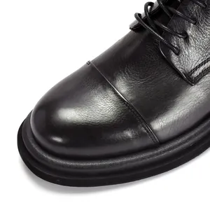 Primer plano de zapato derby de cuero negro para hombre con puntera y suela gruesa