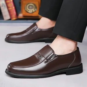 Scarpe classiche da uomo in pelle marrone per ufficio e occasioni formali, mocassini