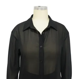 Detalle de camisa de gasa negra transparente y sexy para mujer con botones negros.