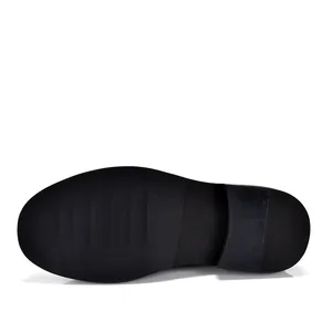 Primer plano detallado de la suela de goma negra antideslizante de un zapato derby