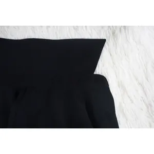 Detalle de la cintura de unos pantalones cortos de playa de gasa negra lisa y elegante