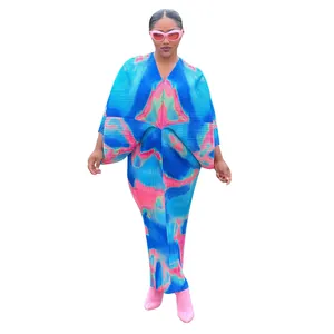 Vista frontal de un vestido largo plisado con estampado abstracto y mangas murciélago