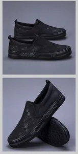 Λεπτομερής προβολή ανδρικών slip-on από μαύρο δίχτυ με μαλακή σόλα από καουτσούκ.