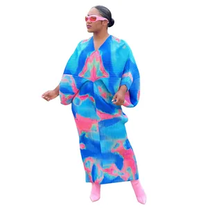 Vista de cuerpo completo de un vestido largo plisado de colores con mangas de murciélago