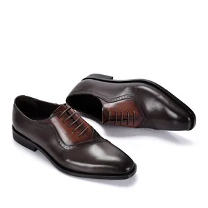 Vista detallada de zapatos Oxford brogue de cuero marrón para hombre con costuras finas