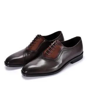 Primer plano de zapatos Brogue Oxford de hombre en cuero pulido marrón para negocios
