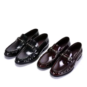 Vista detallada de los mocasines clásicos de charol con hebilla para hombre en negro y granate