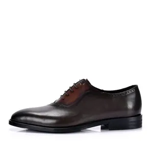 Vista lateral de zapatos Oxford brogue de cuero para hombre con elegante acabado degradado