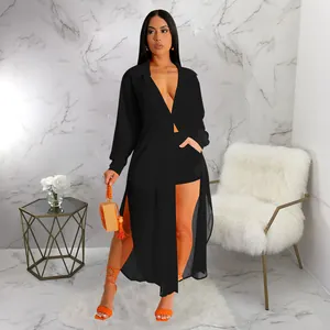 Detalle del conjunto de playa sexy de gasa negra transparente con camisa larga y shorts