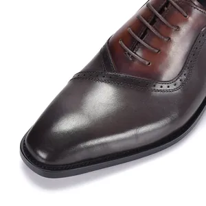 Primer plano de zapatos Oxford Brogue de cuero marrón clásicos con detalles wingtip