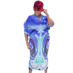 Vista detallada de vestido de mujer con cuello en V, manga murciélago y estampado azul