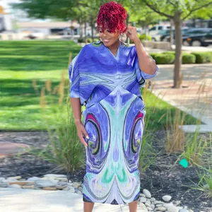 Vista detallada del estampado de remolinos abstractos en un vestido azul con cuello en V