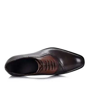 Detalle de vista superior de zapatos brogue de cuero marrón para hombre tipo Oxford
