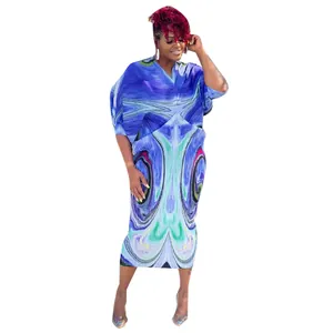 Vista completa de un vestido azul estampado con cuello en V y mangas de murciélago